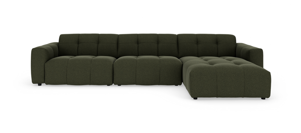 Mørkegrøn modulsofa med chaiselong til højre, tuftet og lav, frilagt på hvid baggrund.