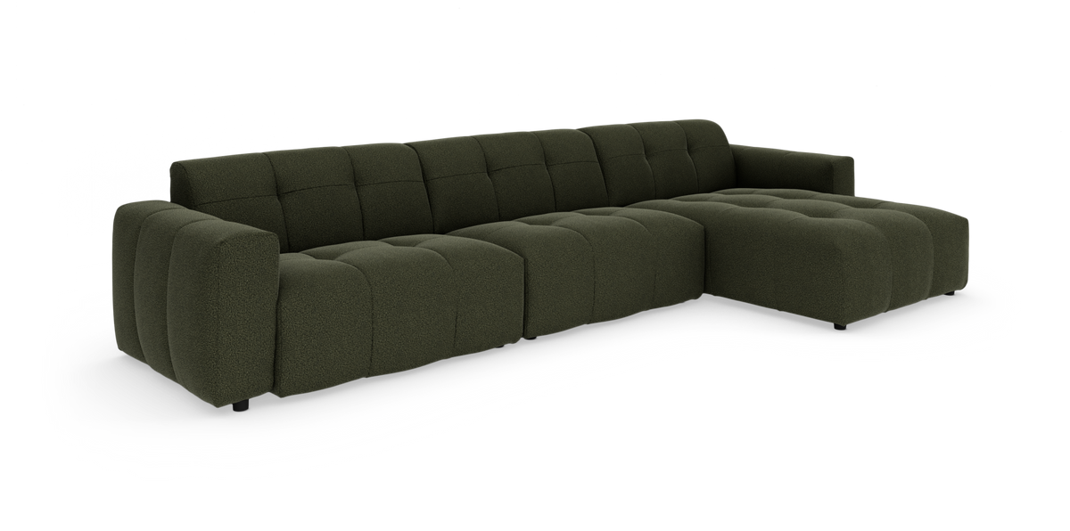 Mørkegrøn modulhjørnesofa med chaiselong til højre på hvid baggrund.