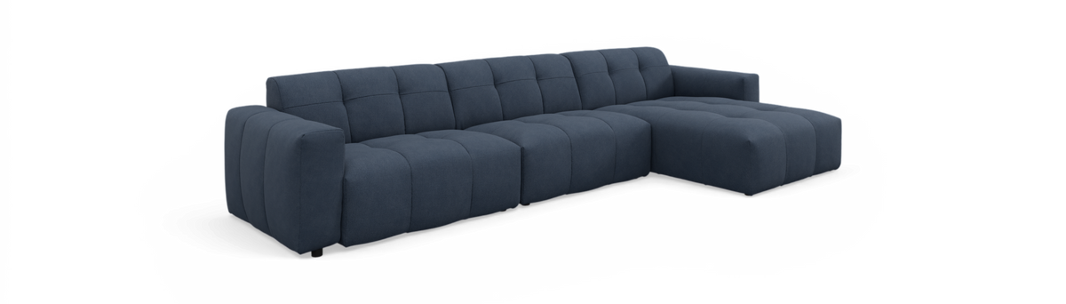 Mørkeblå hjørnesofa med højrevendt chaiselong, tuftede og kraftigt polstrede puder, frilagt på neutral baggrund.