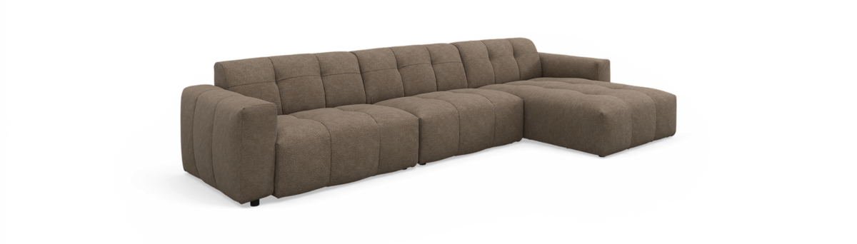 Brun modulsofa med chaiselong til højre i boucléstof, lav og dyb siddedybde.