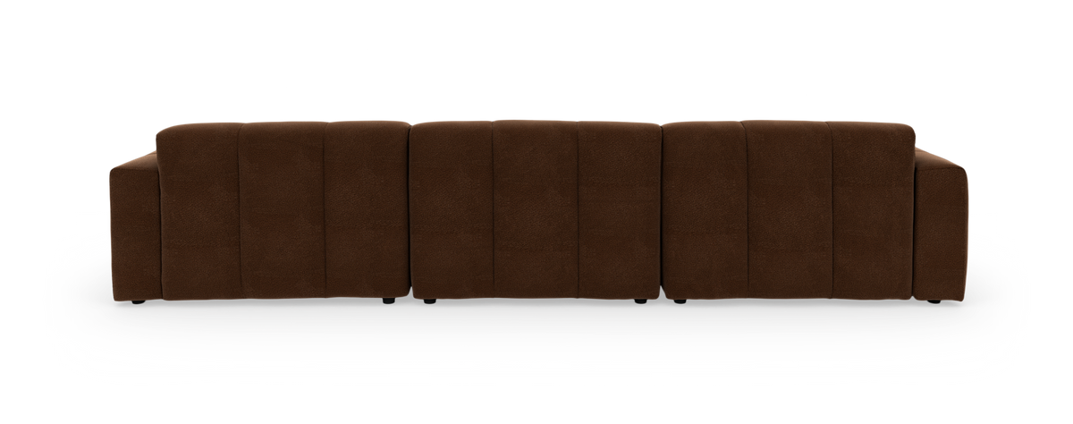 Brun modulsofa med chaiselong til højre, tuftet sæde og bløde former, frilagt på sort baggrund.