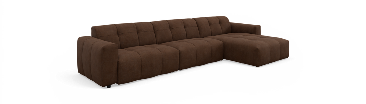Brun modulsofa med chaiselong til højre, blødt polstret og tufted i moderne stil på sort baggrund.