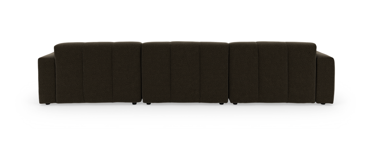 Brun modulsofa med højrevendt chaiselong på sort baggrund.