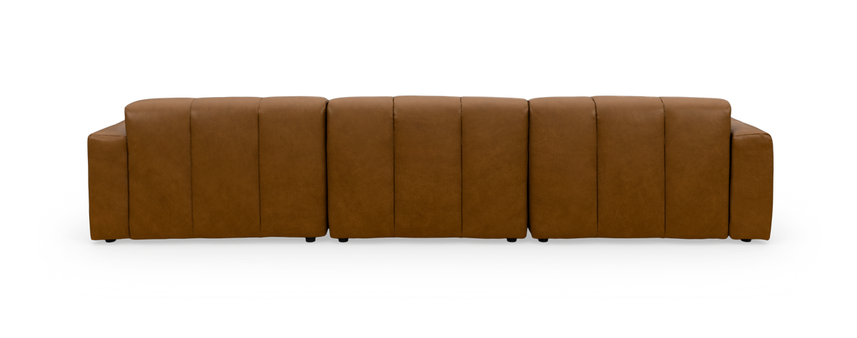 Brun læderhjørnesofa med chaiselong til højre.