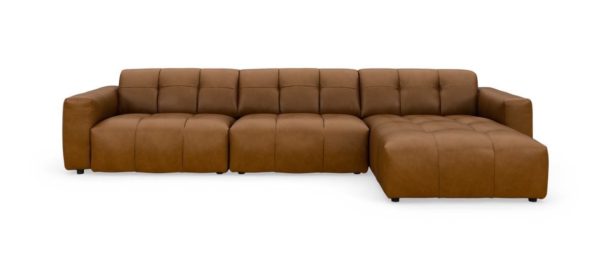 Modulsofa i brun læder med chaiselong til højre, lav og dyb med quiltede sæder.