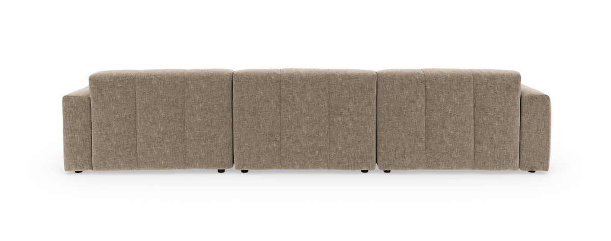 Beige modulsofa med højrevendt chaiselong og kanalquiltede, dybe sæder – fritlagt produktbillede.
