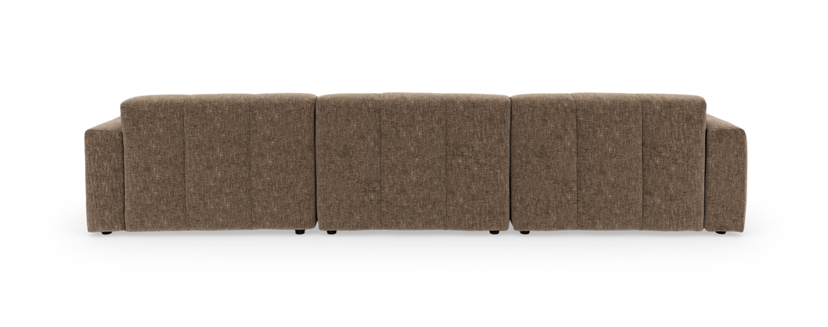 Beige hjørnesofa med chaiselong til højre, frontvisning med afrundede tuftede hynder, frilagt på neutral baggrund.