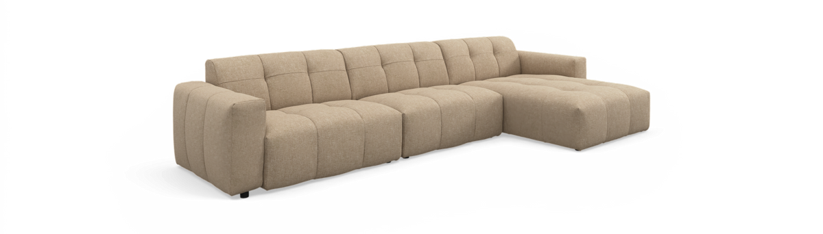 Beige, moderne hjørnesofa med højre chaiselong og bred, quiltet polstring – fritlagt produktbillede.