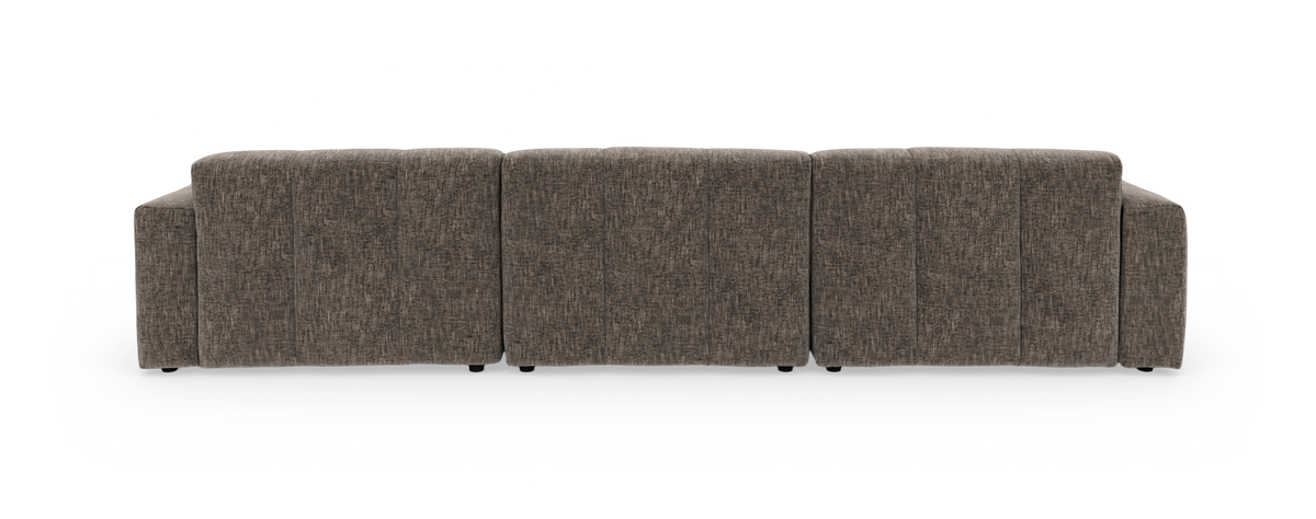 Beige modulsofa med chaiselong til højre og tuftet sæde, frontvisning på sort baggrund.