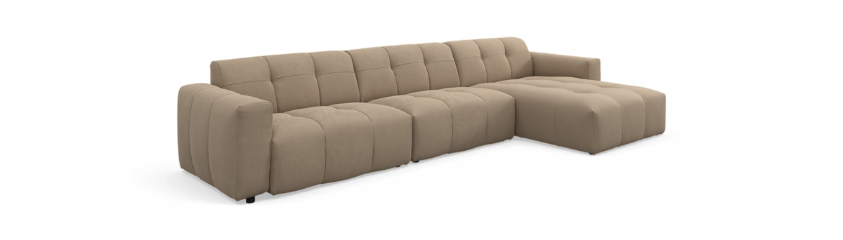 Beige modulsofa med chaiselong til højre, blød riflet polstring og dyb polstring.