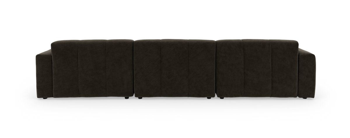Beige modulsofa med højre chaiselong i fløjl/cord, frontvisning på sort baggrund.