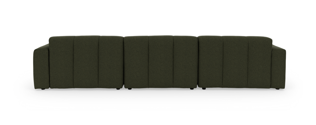 Grøn modulsofa med venstrevendt chaiselong, frilagt på sort baggrund.