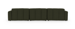 Grøn modulsofa med venstrevendt chaiselong, frilagt på sort baggrund.