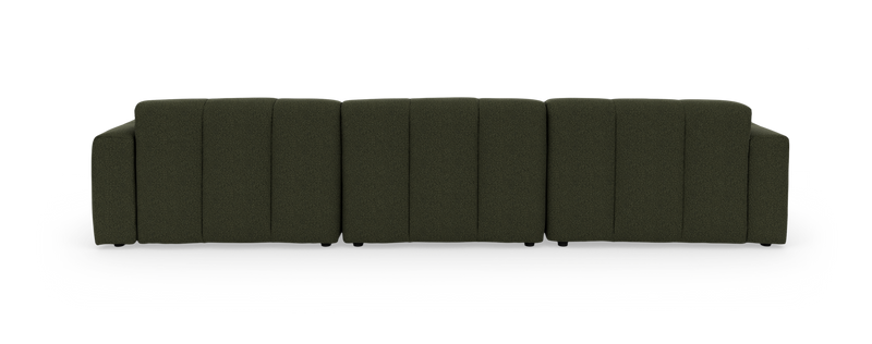 Grøn modulsofa med venstrevendt chaiselong, frilagt på sort baggrund._ps