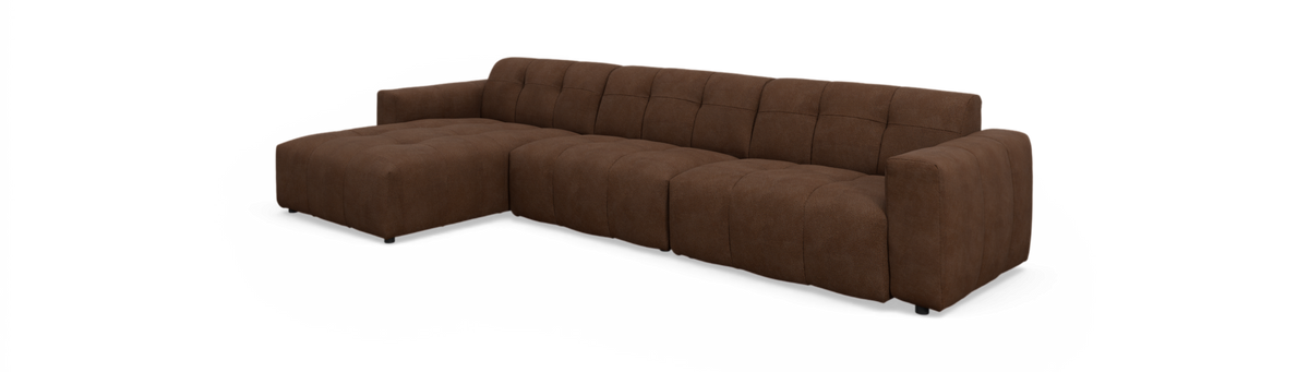 Brun modulsofa med venstre chaiselong, lave sorte ben og tuftede puder på sort baggrund.