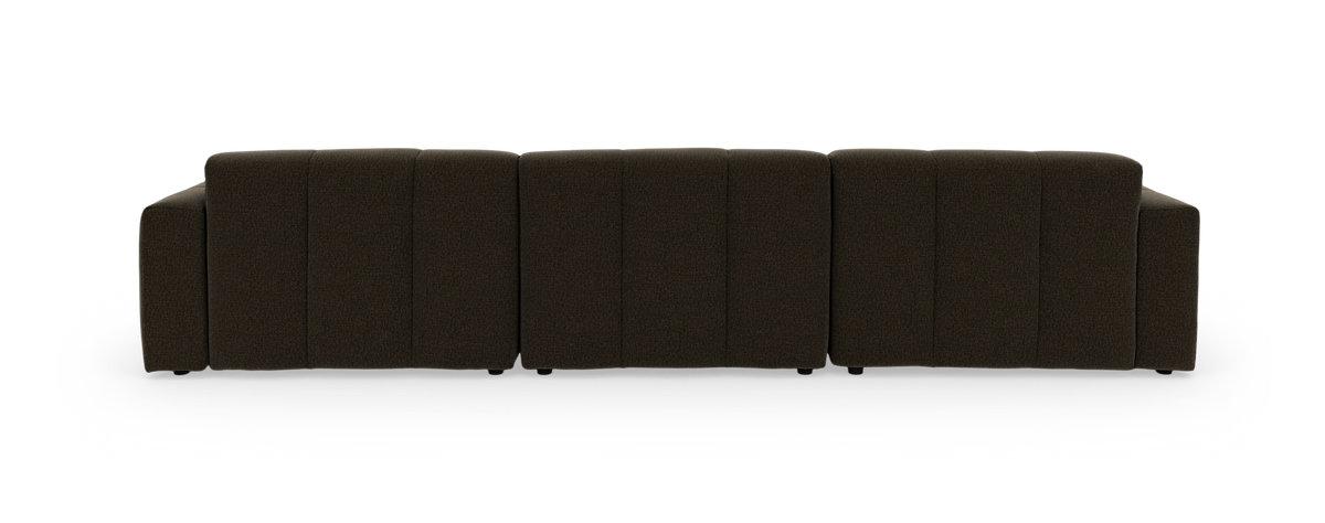 Brun modulsofa med chaiselong til venstre og tuftet sæde, fritlagt mod sort baggrund.