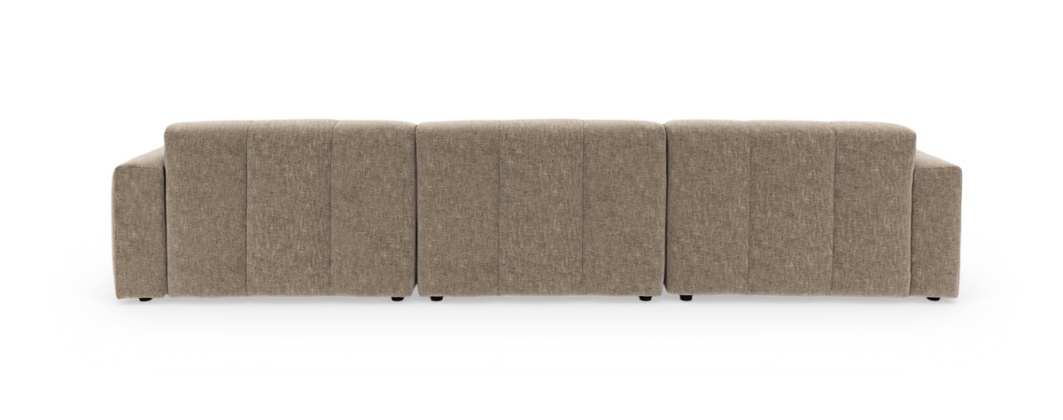 Beige modulsofa med venstrevendt chaiselong og tuftede puder på sort baggrund.