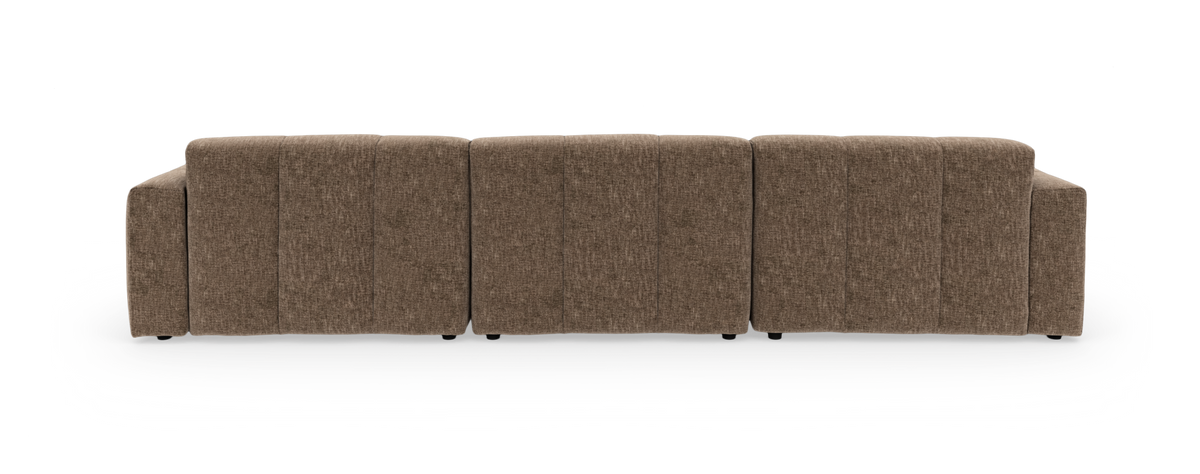 Beige modulsofa med venstrevendt chaiselong og tuftede sæder, fritlagt produktbillede.