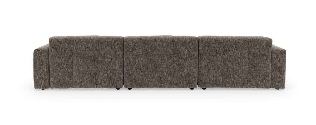 Beige modulsofa med chaiselong til venstre på sort baggrund.