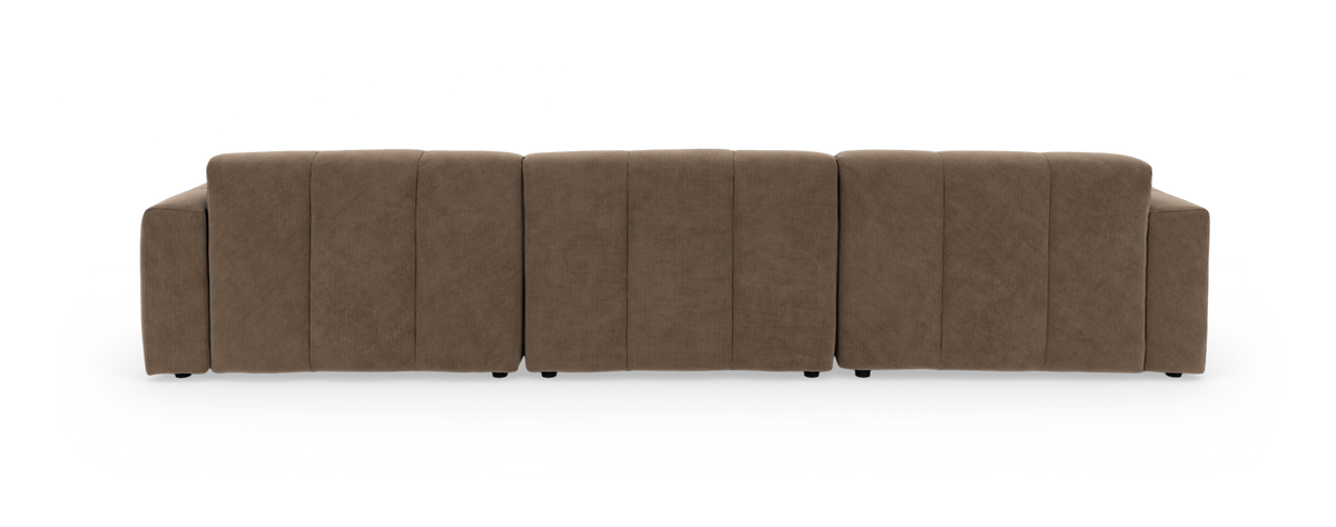 Beige modulsofa med venstrevendt chaiselong, frilagt på sort baggrund.