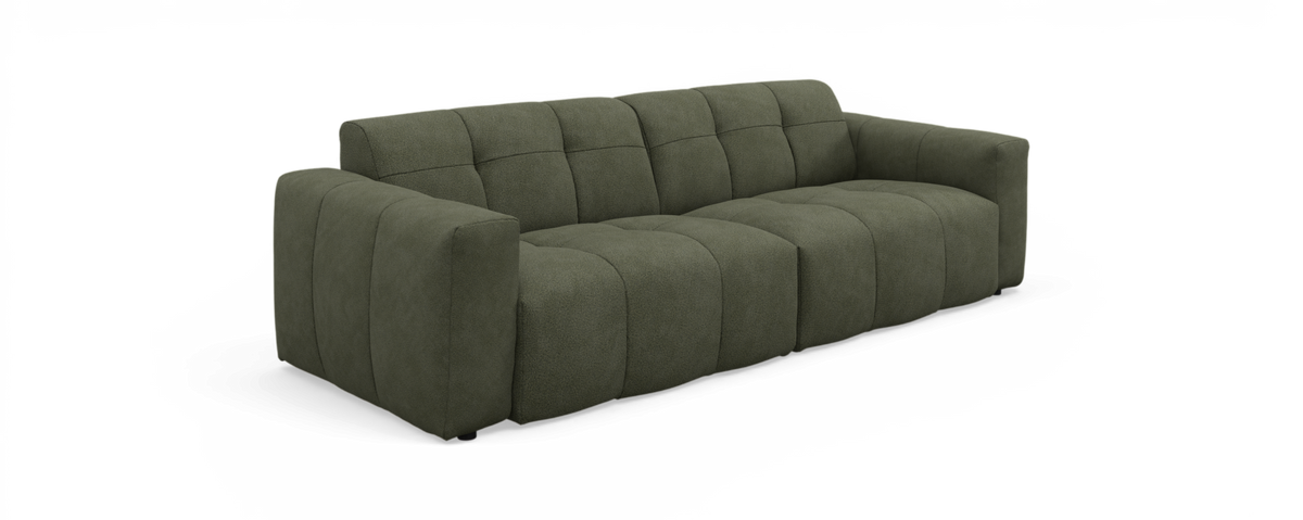 Mørkegrøn stofsofa med brede armlæn og kanalquiltet, modulopdelt polstring, set i skrå vinkel.