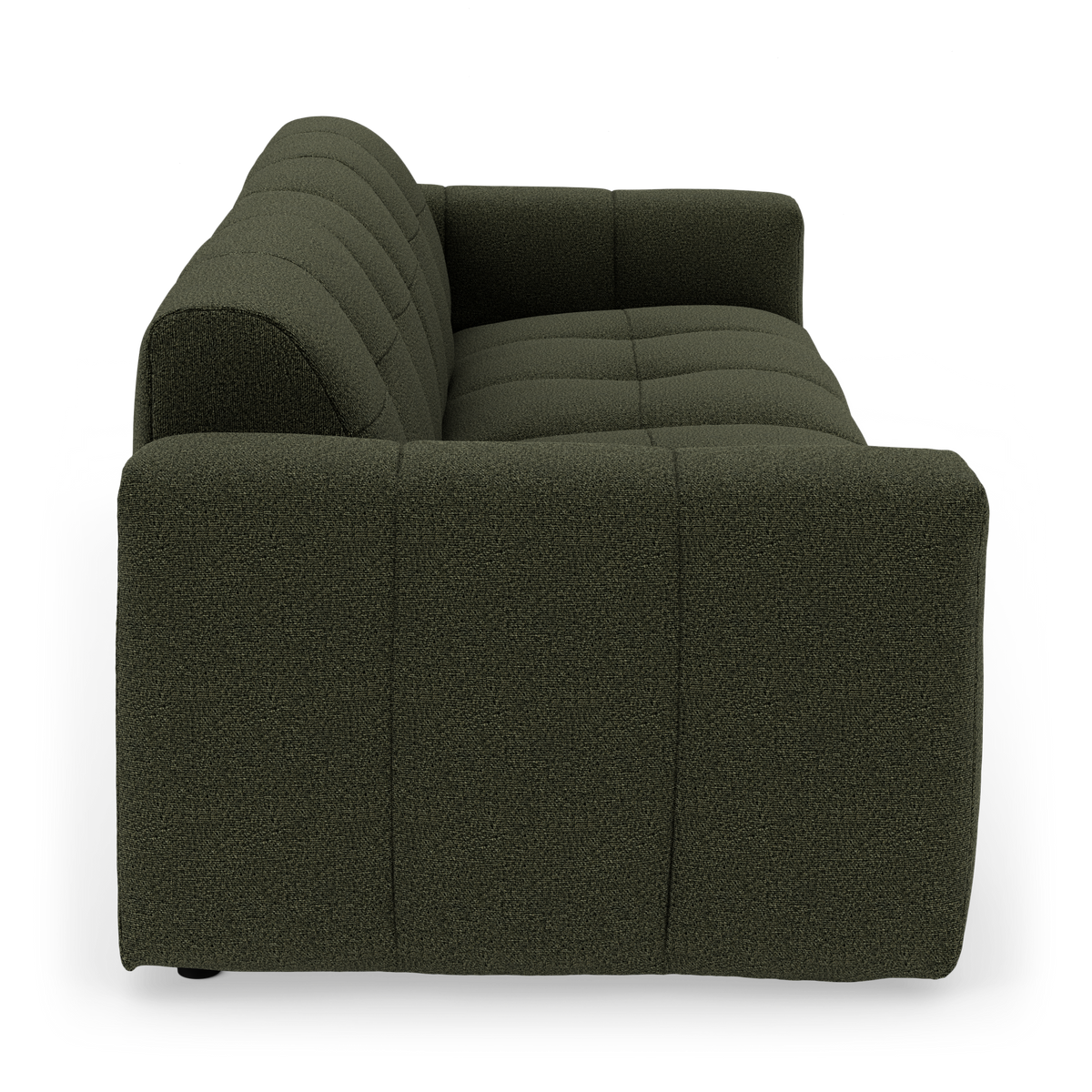 Mørkegrøn polstret sofa i bouclé‑lignende stof, set fra siden på hvid baggrund.