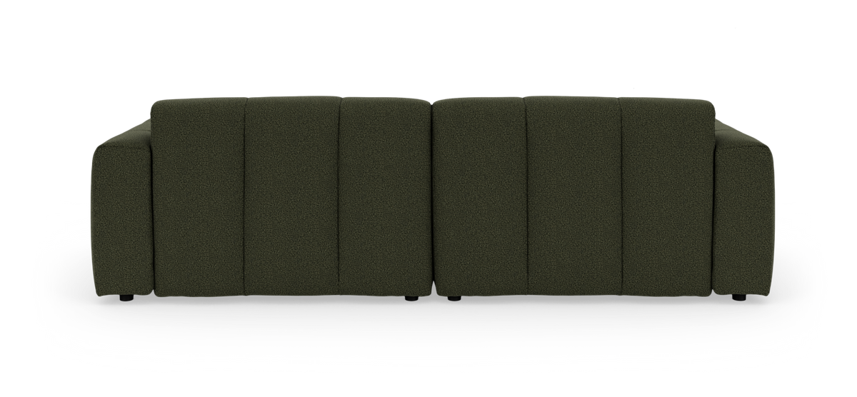 Olivengrøn modulsofa i stof set lige forfra, fritlagt mod sort baggrund.