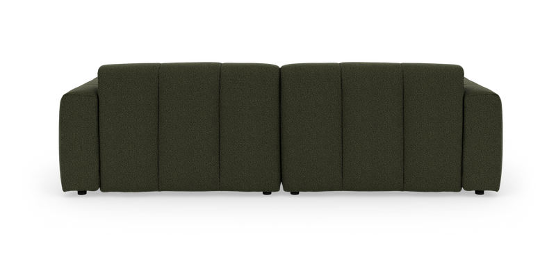 Olivengrøn modulsofa i stof set lige forfra, fritlagt mod sort baggrund._ps