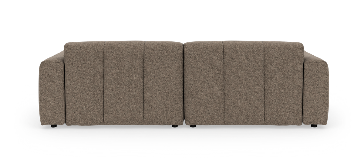 Brun modulsofa i stof, frontvisning mod sort baggrund.