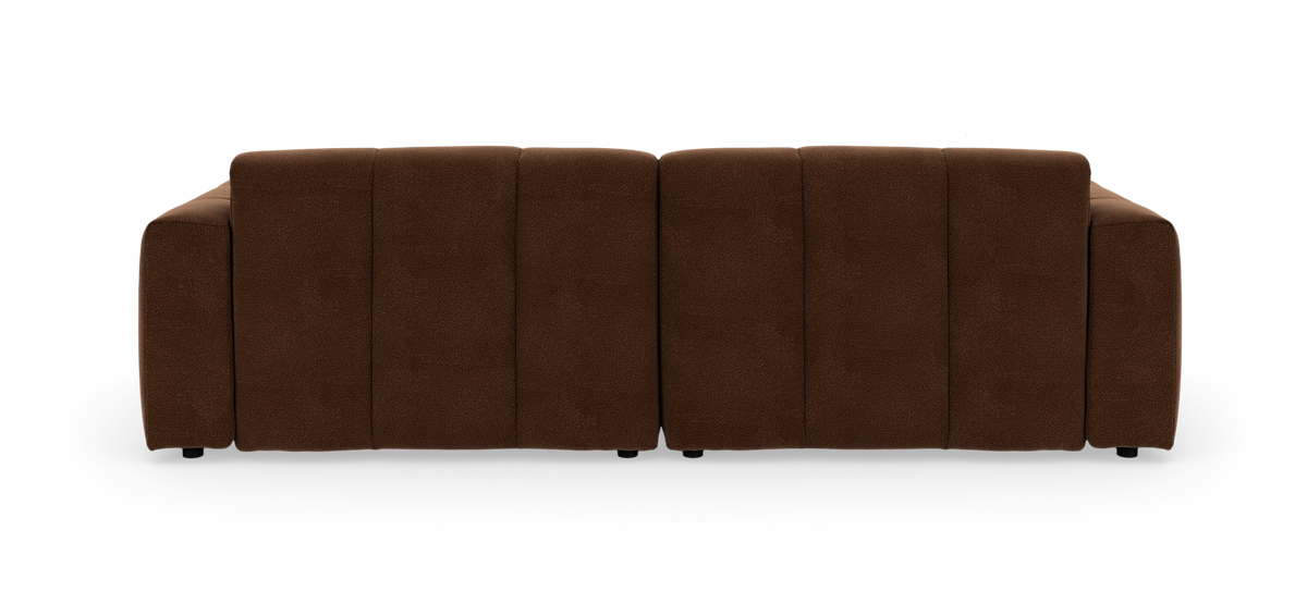 Brun modulsofa med kraftig polstring, frontvisning, frilagt på sort baggrund.