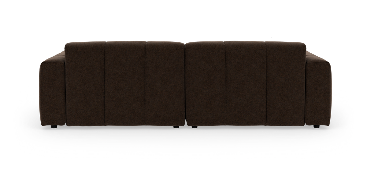 Frontvisning af en mørkebrun, moderne 2-personers modulsofa på sort baggrund.