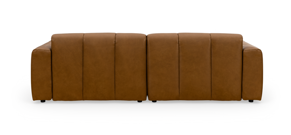 Brun lædersofa set forfra i studiemiljø med sort baggrund.
