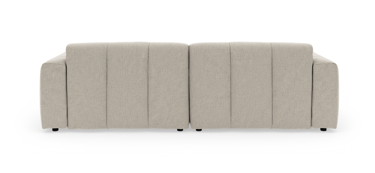 Lysebeige modulsofa med dybe, polstrede sæder, set lige forfra på hvid baggrund.