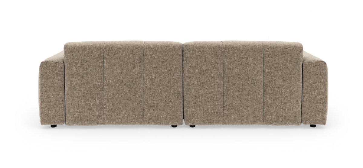 Beige modulsofa med dybe, quiltede sæde- og ryghynder, frontvisning på hvid baggrund.
