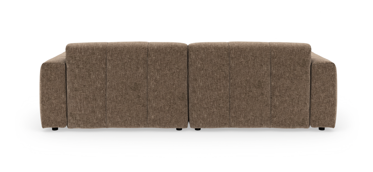 Beigefarvet moderne 2–3-personers sofa med blød, sektioneret polstring, frilagt mod hvid baggrund.