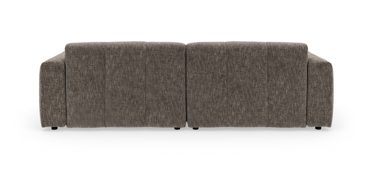 Frontvisning af en beige modulsofa i stof med lave, firkantede armlæn og kraftigt polstrede, tuftede hynder.