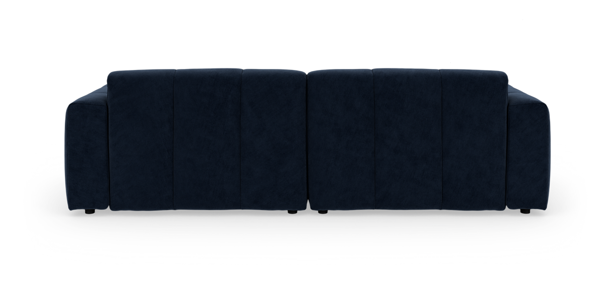 Mørkeblå stofsofa set lige forfra på sort baggrund.