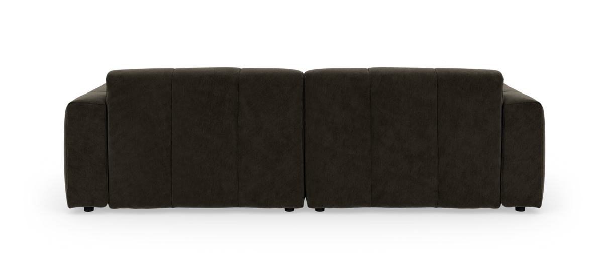 Frontbillede af en taupe 3‑personers modulsofa med brede armlæn på sort baggrund.