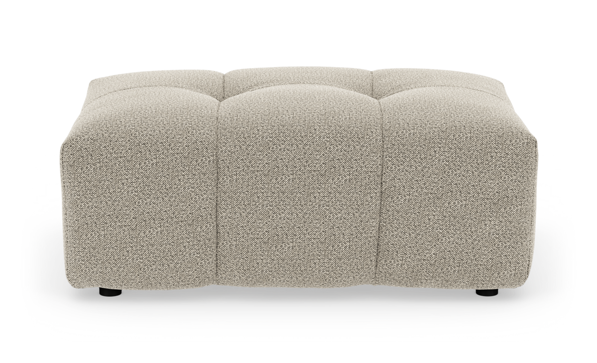 Beige, kvadratisk puf/ottoman med bløde, afrundede kanter og diskret tufting, frilagt på hvid baggrund.