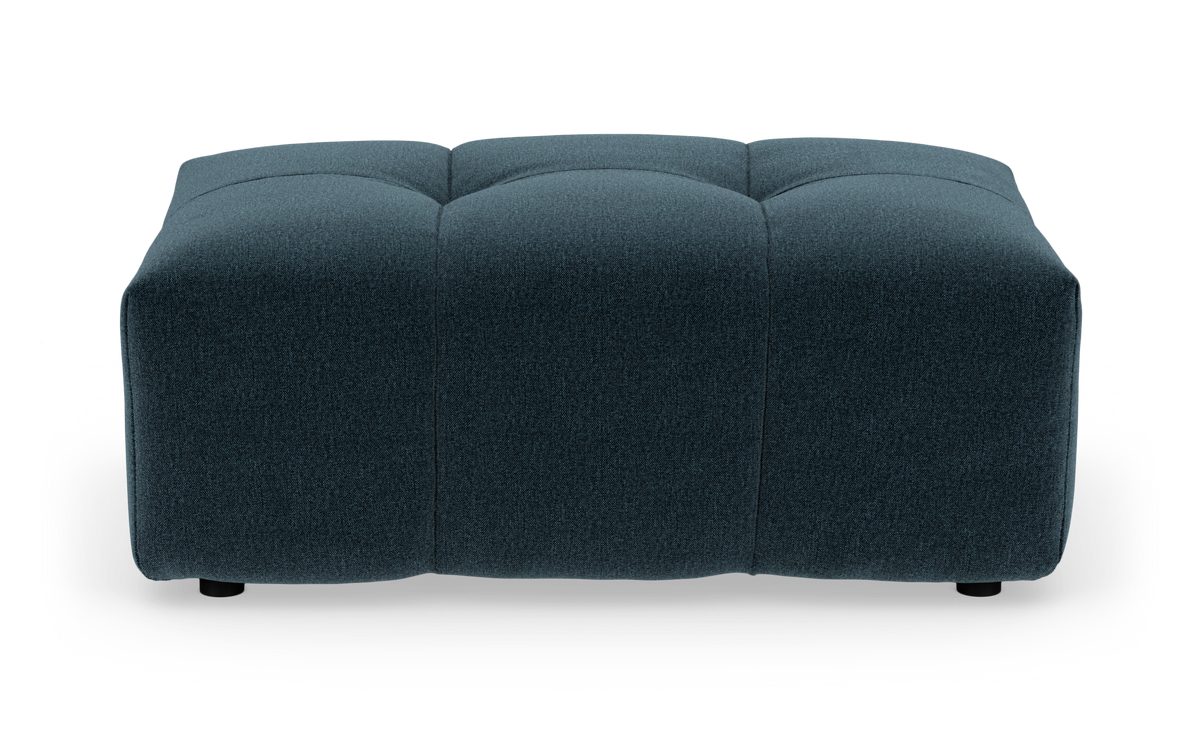 Mørkeblå firkantet pouf/ottoman med afrundede hjørner og diskrete syninger, frilagt på hvid baggrund.