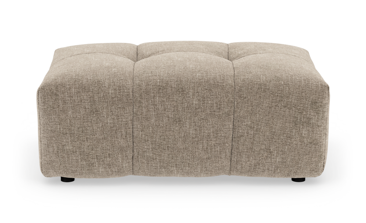 Beige, kvadratisk puf med blød, tuftet top på hvid baggrund.