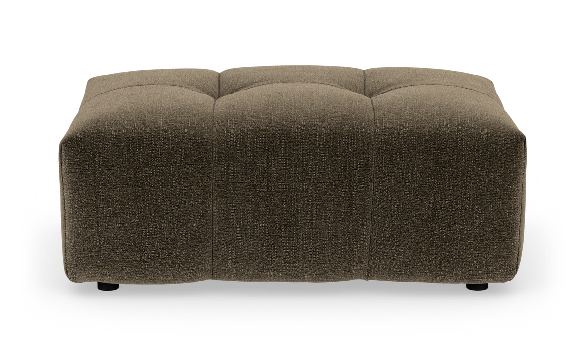 Brun kvadratisk ottoman/fodskammel i tekstil på hvid baggrund med let tuftet top.