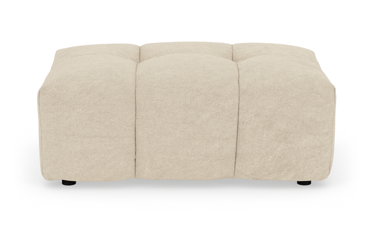 Beige modul-puf/ottoman med blød, kvadratisk form set forfra.