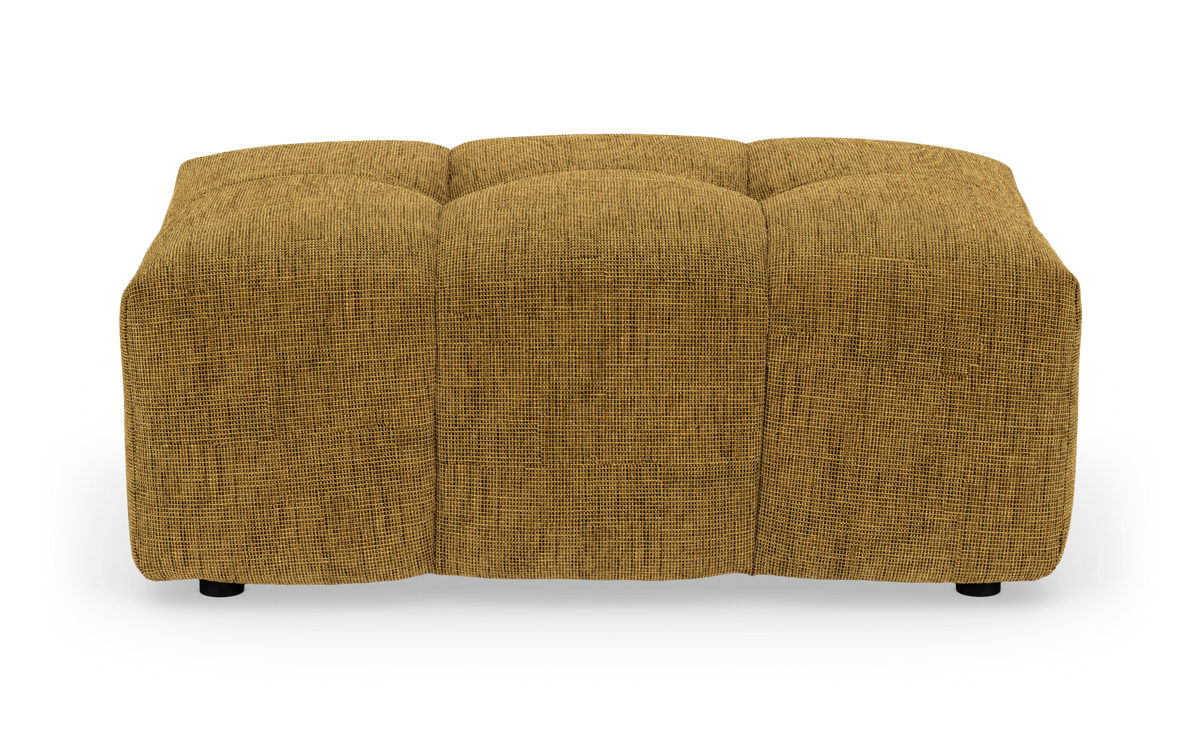 Kubisk sennepsgul modulpuf i tekstil, frontview mod hvid baggrund.