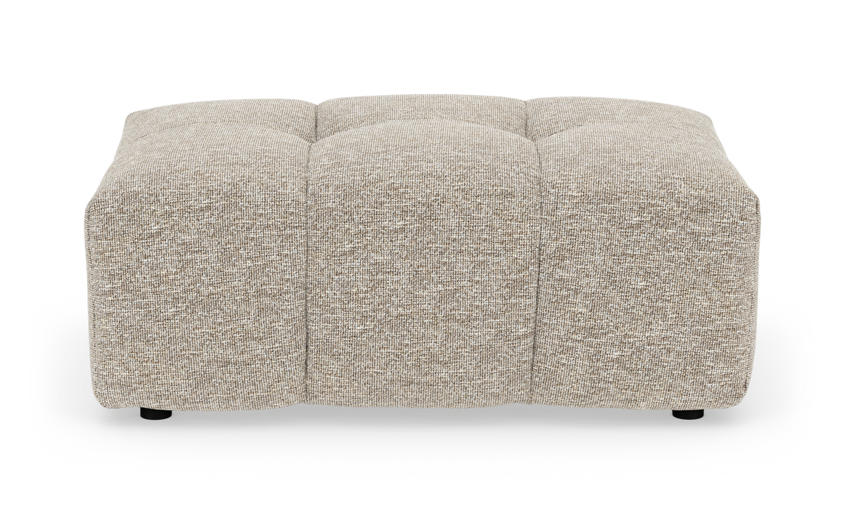 Beige, kvadratisk stof-ottoman med diskret tuftning på hvid baggrund.