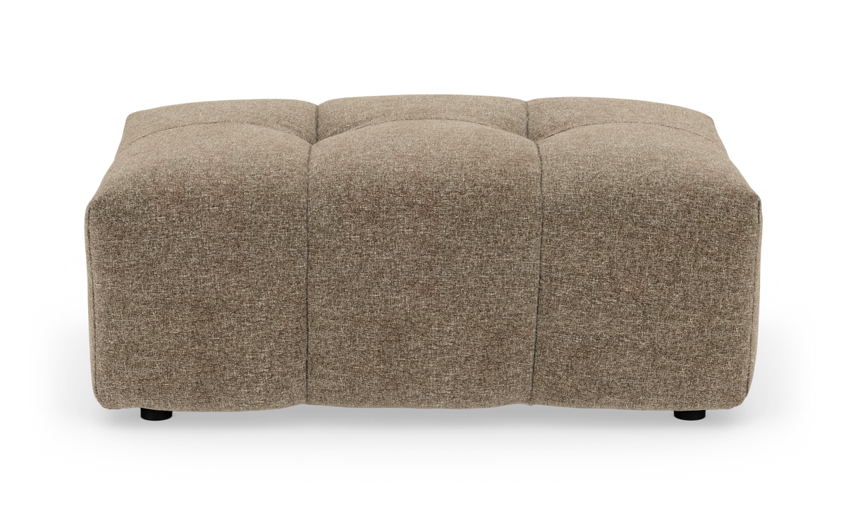 Kvadratisk beige polstret ottoman/puf med blød, opdelt tuftet top på hvid baggrund.