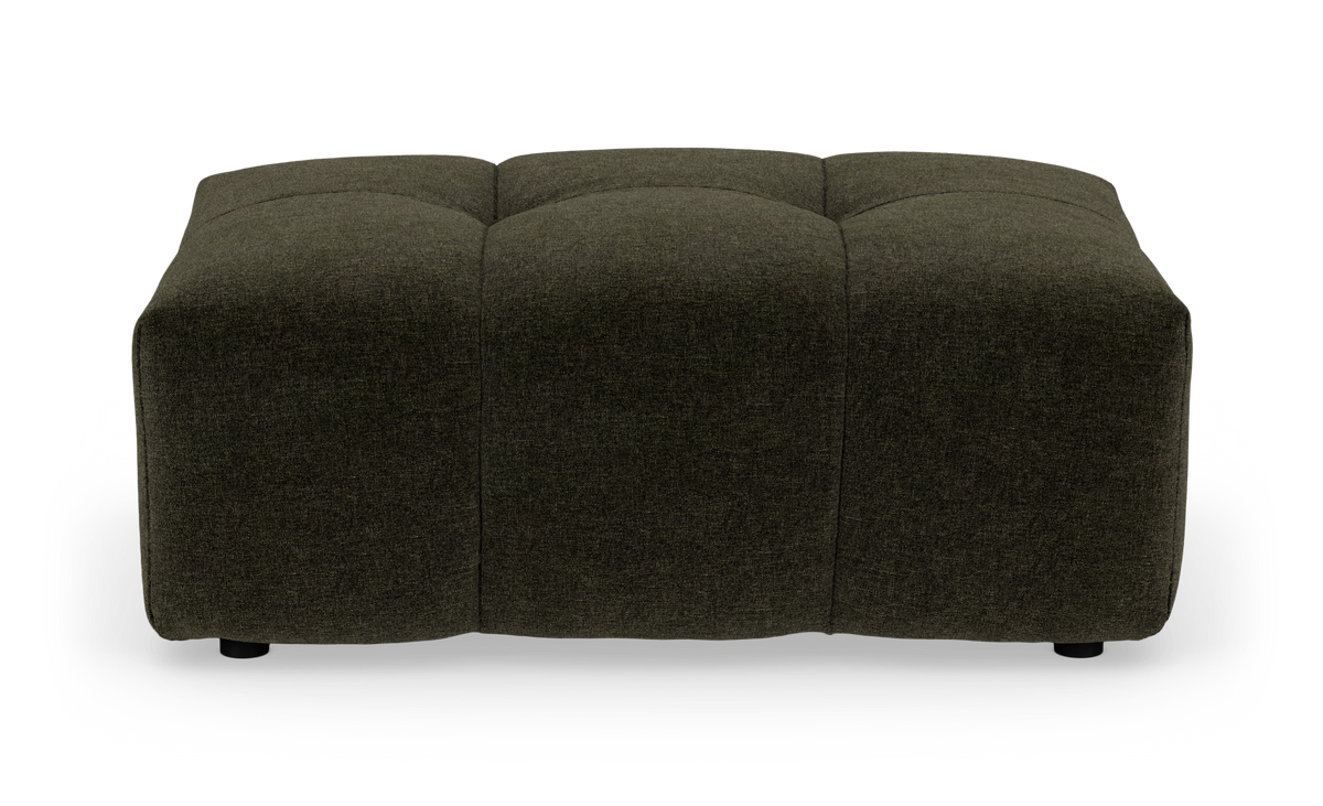 Mørkegrøn kvadratisk puf/ottoman i tekstil med blød tuftning.
