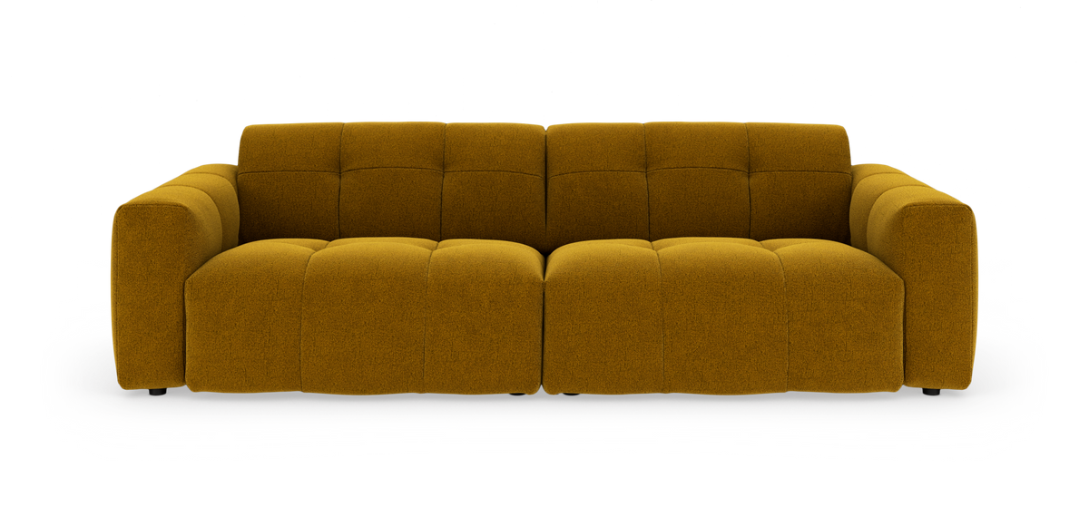 Sennepsgul, moderne stofsofa set lige forfra, frilagt på hvid baggrund.