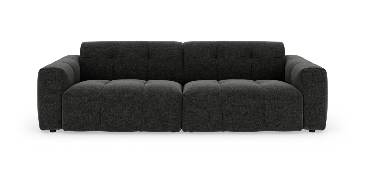 Mørkegrå tresæders sofa med brede, afrundede armlæn og let tuftede sædehynder, fotograferet lige forfra på hvid studiobaggrund.