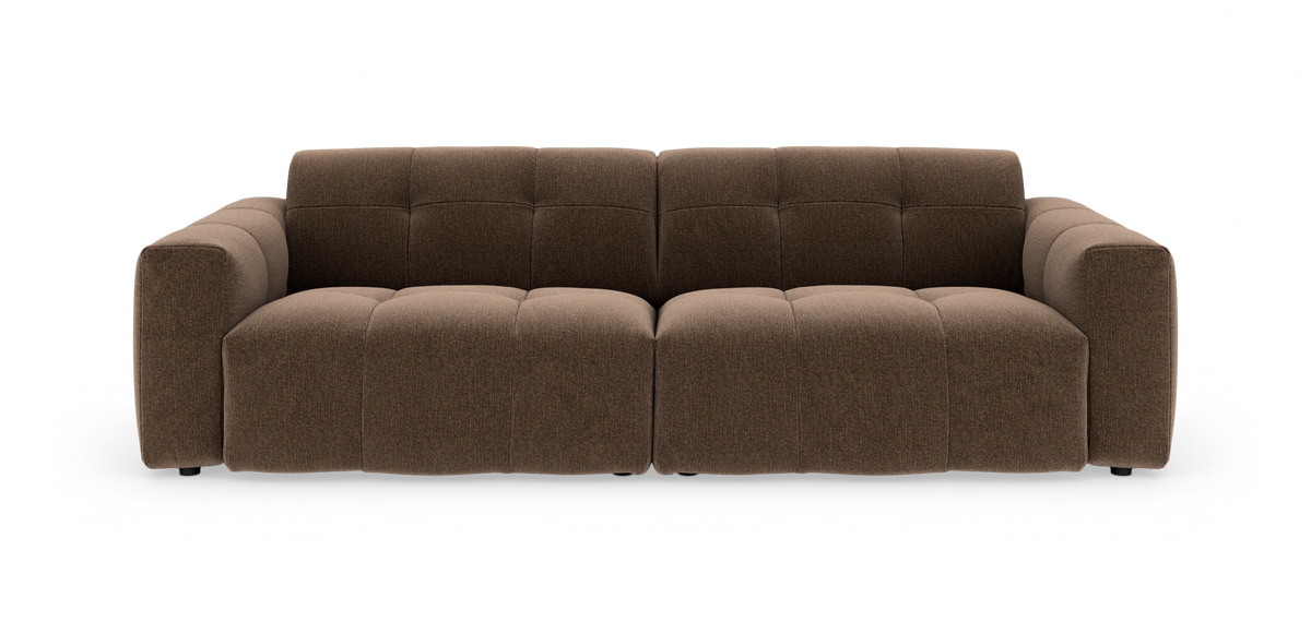 Brun, moderne modulsofa med brede armlæn, fotograferet lige forfra mod hvid baggrund.
